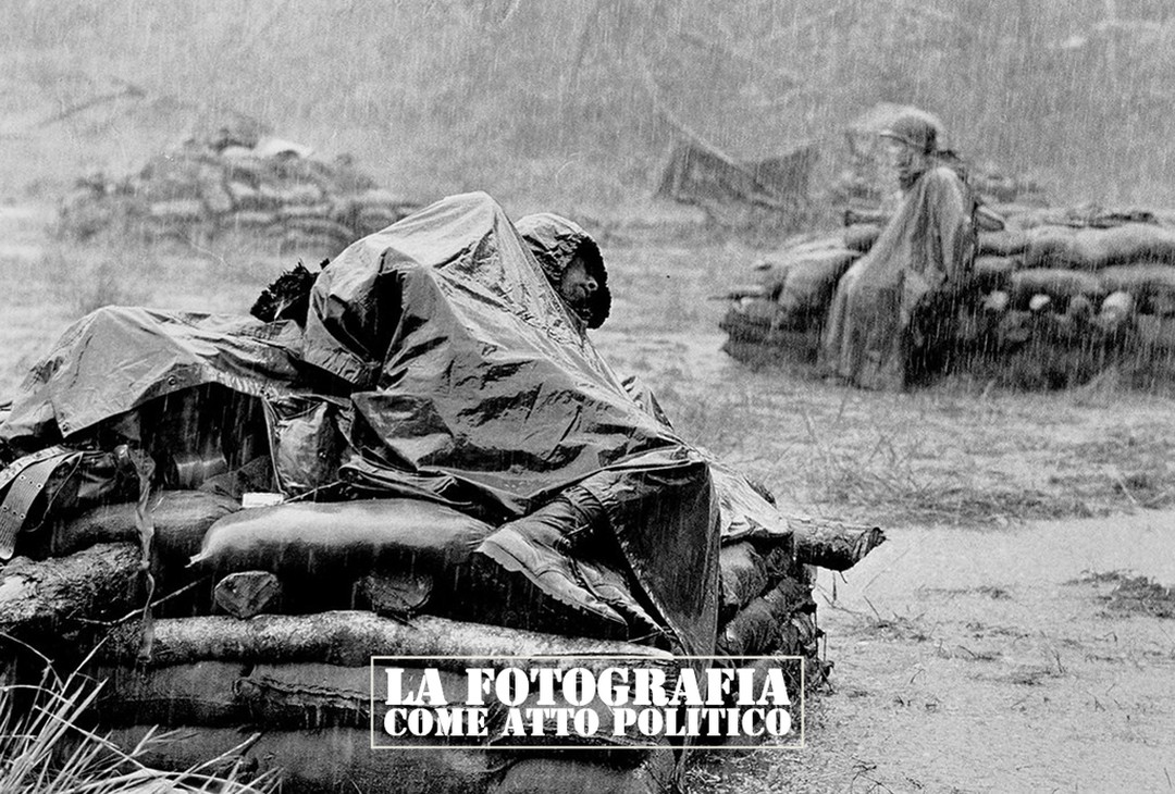 Dreams of Better Times, Phuoc Vinh, South Vietnam  17 giugno 1967 – Foto Toshio Sakai.

Sotto la pioggia monsonica un soldato nordamericano riposa su una pila di sacchi di sabbia. Più in là un altro soldato fa la guardia. Una foto iconica della durezza di ogni guerra.

Questa immagine, scattata dal fotografo giapponese Toshio Sakai della United Press, vince il Premio Pulitzer per la fotografia nel 1968. 

#lafotografiacomeattopolitico #historicphotography #earlyphotography #antiquephoto #oldpic #oldphoto #politics #politica #photography #fotografia #history #storia #archives #oldphotography #oldphotography #coldwar #guerrafredda #vietnamwar #vietnam #war #vietnamwarphotos #vietnamwarhistory #veteran #warhistory #vietnamveteran #faas #toshiosakai #AP #dreamsofbettertimes  #associatedpress