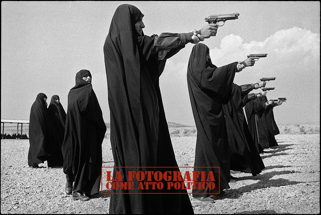 Teheran, Iran 1986 – Foto Jean Gaumy.

Nell’Iran del dopo Rivoluzione islamica anche le donne sono chiamate a prepararsi per difendere la patria ma rigorosamente nei tradizionali chador.

Siamo all’apice della guerra tra Iran e Iraq e Gaumy è il primo fotografo occidentale ad avere accesso al campo di addestramento iraniano per le milizie femminili Basij alla periferia di Teheran. Un modo per gli Ayatollah al potere per far sapere al mondo che anche le donne sono pronte a combattere per la loro nazione.

#lafotografiacomeattopolitico #historicphotography #earlyphotography #antiquephoto #oldpic #oldphoto #politics #politica #photography #fotografia #history #storia #archives #oldphotography #oldphotography #war #islamicrevolution  #iranrevolution #iranıraqwar #gaumy #chador #woman #iran #iraqi #iraq #iranwomen